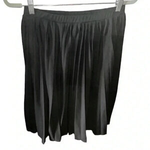 Segment size medium black pleated‎ knit skirt. NWOT. No wrinkle. Classic style